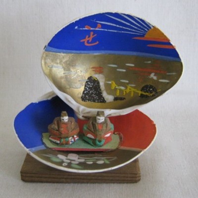 Painted Clam Shell with Ittobori Hina Painted Clam Shell with Ittobori Hina